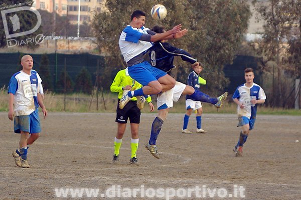 L'elevazione di Marco Erriu in anticipo su Davide Farci